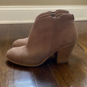 Cute taupe-tan suede booties!